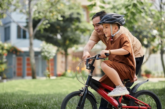 Faire du vélo avec son petit-fils