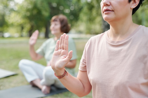 Faire du yoga à l'extérieur