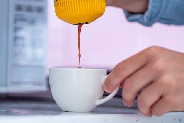 Faire de l'espresso avec des mini cafetières à la maison se bouchent