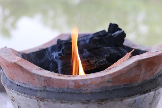 Photo faire un feu dans un braiser