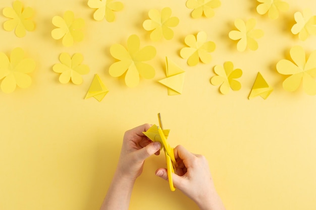 Photo faire des fleurs simples en papier jaune avec des enfants photo de haute qualité