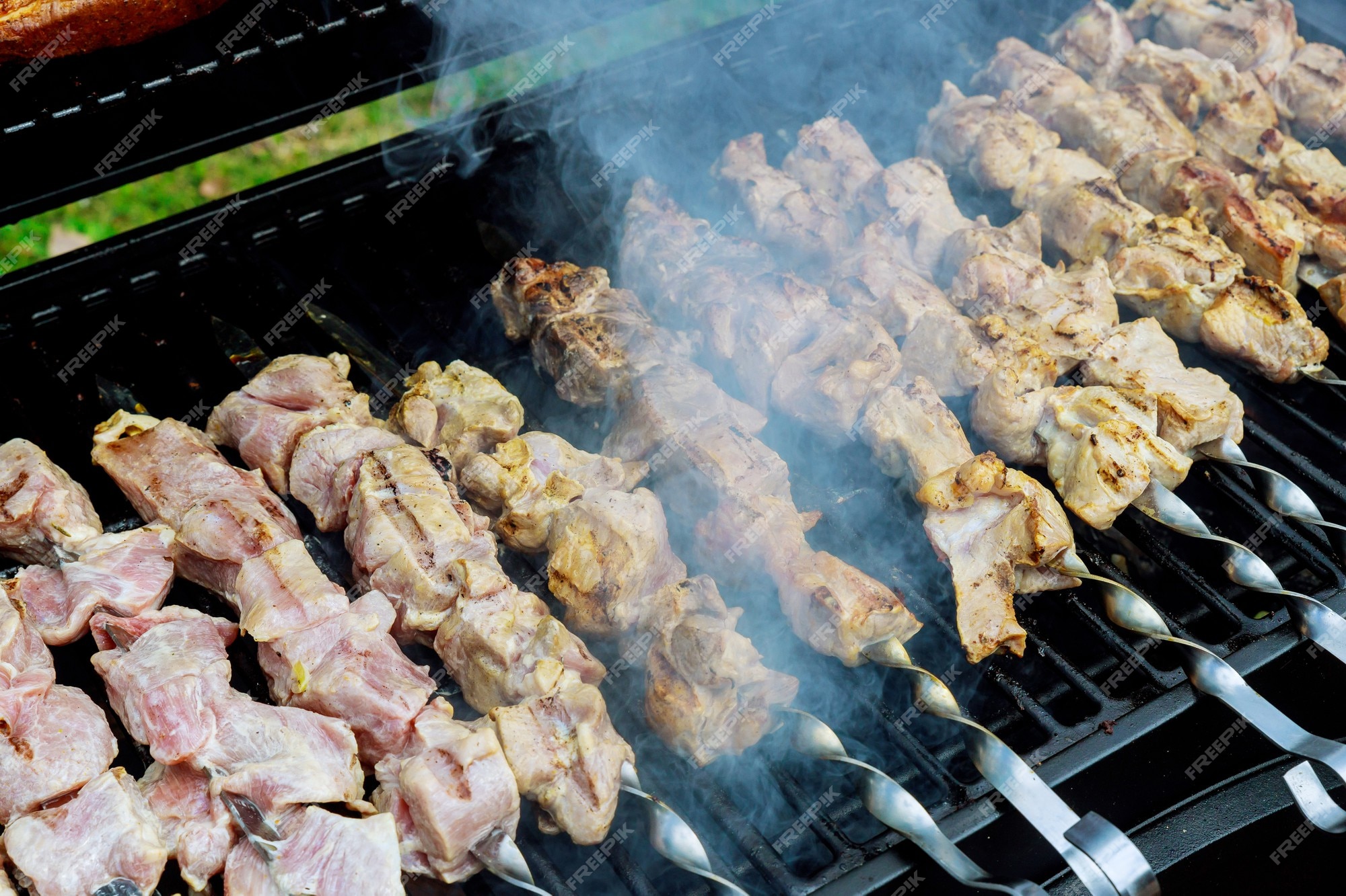 Faire Frire Les Brochettes Au Grill De La Viande Juteuse Sur Une