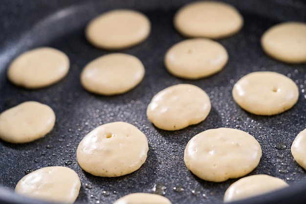 Faire frire des céréales mini crêpes dans une poêle antiadhésive.