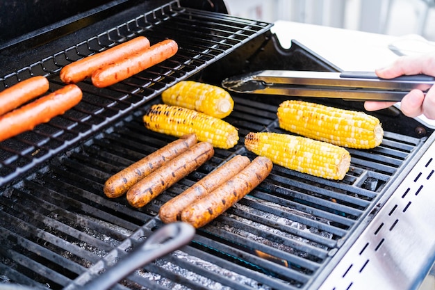 Faire frire de petites pommes de terre dorées dans une poêle en fonte sur un gril à gaz extérieur.