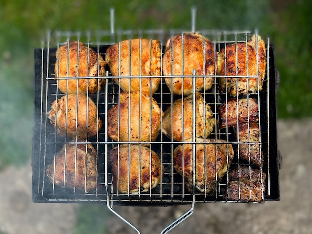 Photo faire frire le shish kebab de poulet dans le gril sur le gril