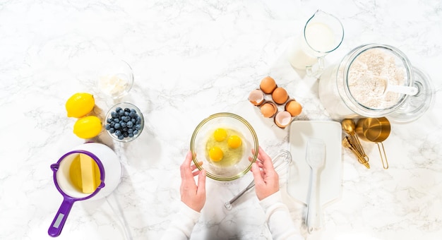 Faire des gâteaux au citron, aux bleuets et à la vanille