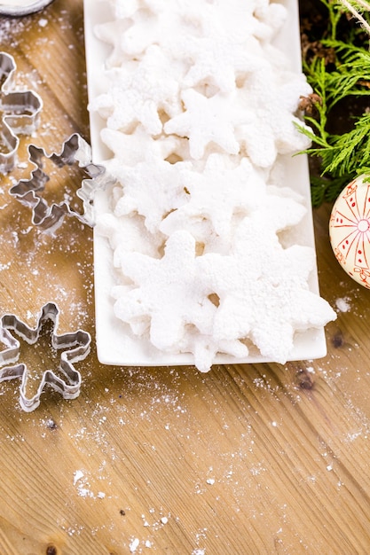 Faire des guimauves en forme de flocons de neige pour garnir le chocolat chaud.