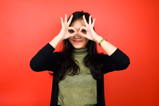 Faire des lunettes ou regarder quelque chose de jeunes belles femmes asiatiques utilisant un pull noir