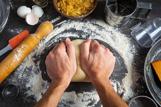 Faire maison de la pâte à pizza, pierogi. Préparation de la pâte pour la cuisson