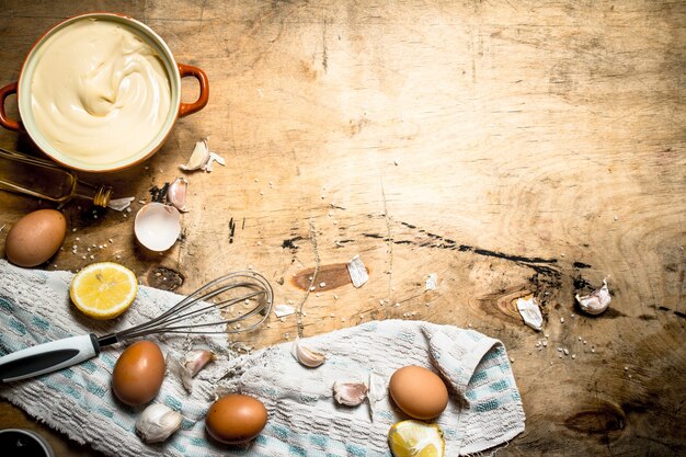 Faire de la mayonnaise à partir d'œufs, d'ail et de citron