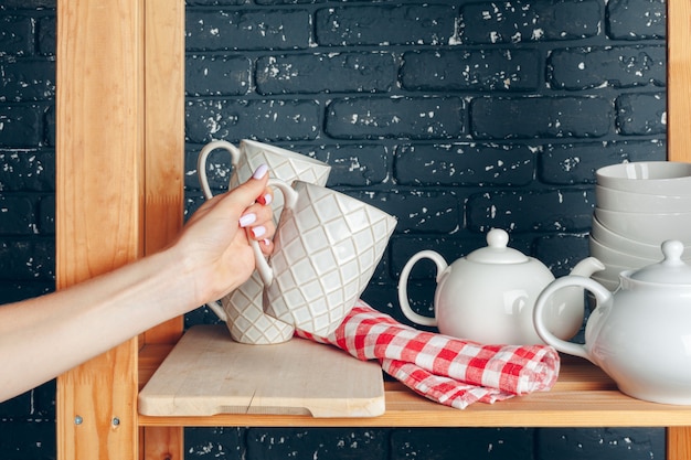 Faire le ménage dans une cuisine, femme et vaisselle