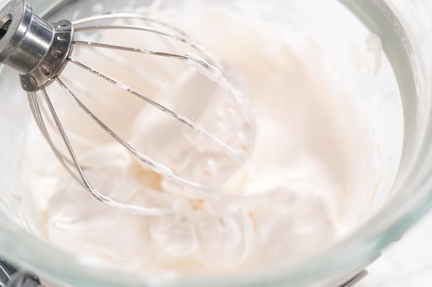 Faire de la meringue dans un mélangeur de cuisine pour cuire des biscuits à la meringue de licorne.