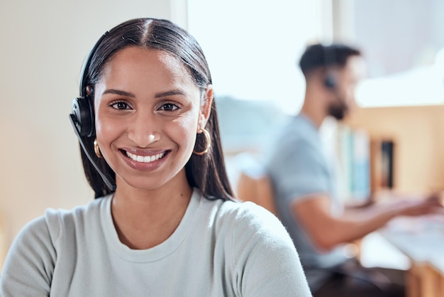 Faire de mon mieux pour aider Photo d'une belle jeune femme travaillant dans un centre d'appels