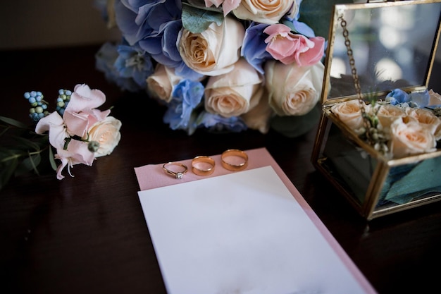 Faire-part de mariage avec bouquet de mariée et bagues