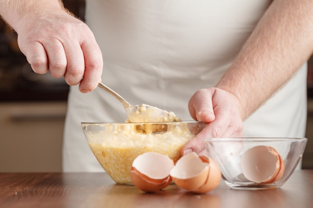 Faire de la pâte avec une cuillère à mélanger. Fermer.