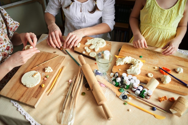 Faire une pâte à la main