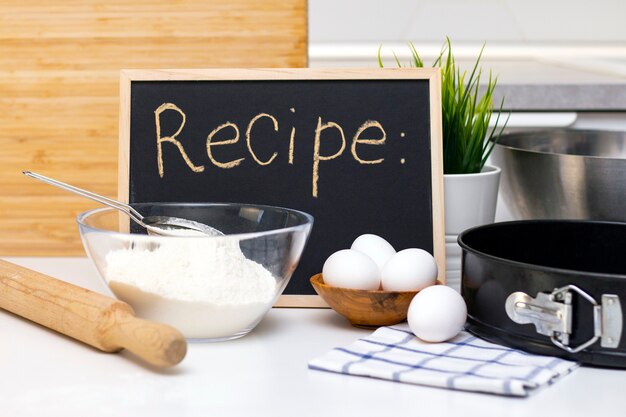 Faire de la pâte à pain ou des pâtisseries maison. ingrédients sur la table. tableau de recettes