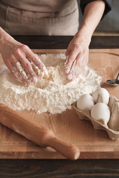 Faire de la pâte sur planche de bois