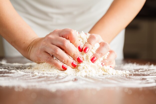 Faire de la pâte sablée par des mains de femme