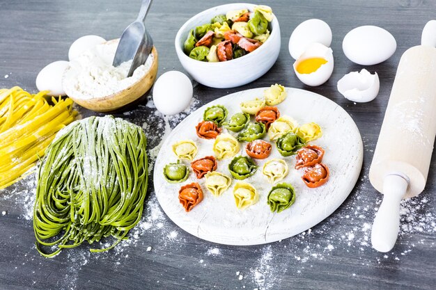 Faire des pâtes linguine maison avec des produits frais de la ferme.