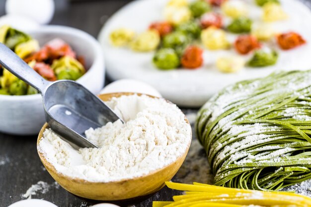 Faire des pâtes linguine maison avec des produits frais de la ferme.