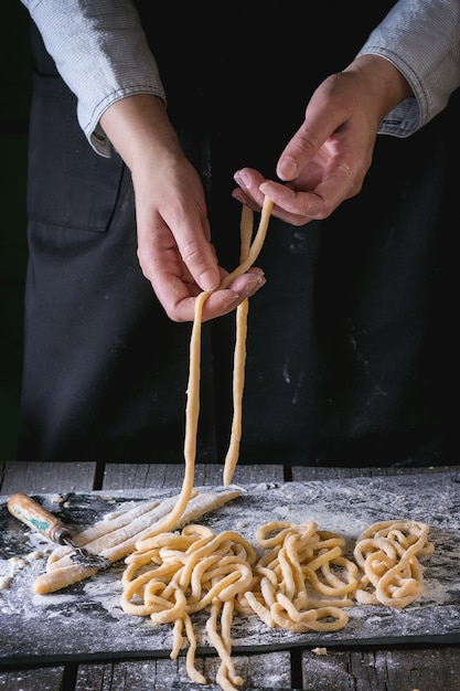 Faire des pâtes avec des mains féminines