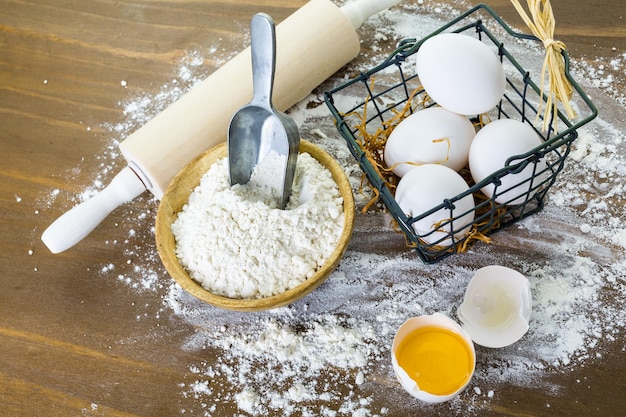 Faire des pâtes maison avec des produits frais de la ferme.