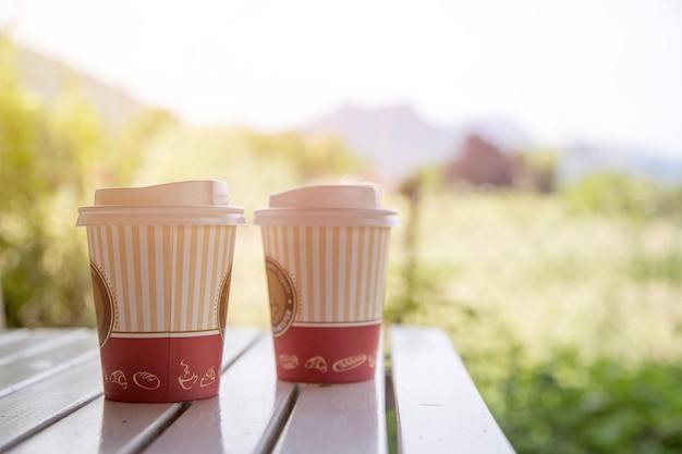 Faire une pause Café dans une tasse en papier à l'extérieur