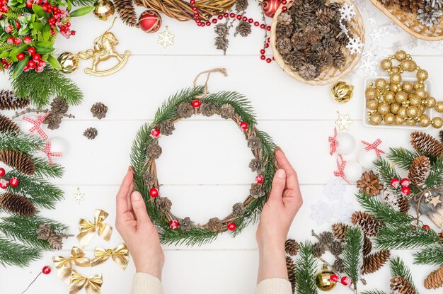 Faire une petite couronne de Noël étape par étape, étape 6 - attacher les baies artificielles à la base