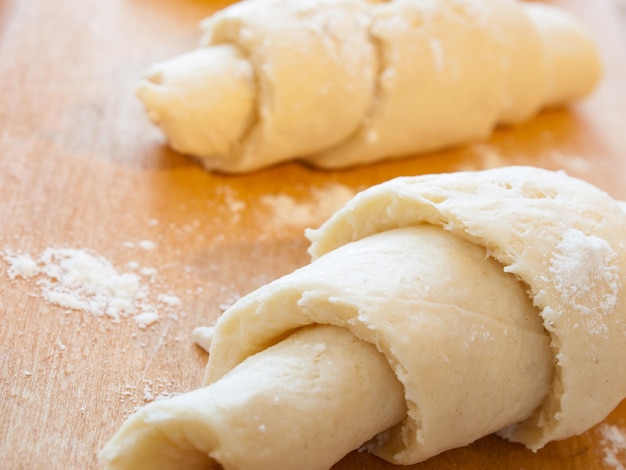 Faire des petits croissants pour le petit déjeuner.