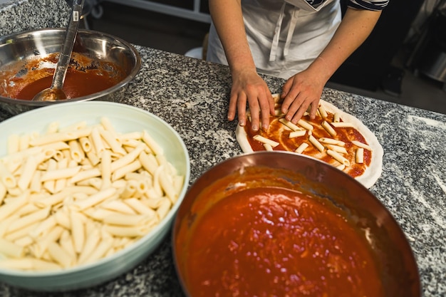 Faire de la pizza avec de la sauce tomate penne macaroni préparer des plats italiens