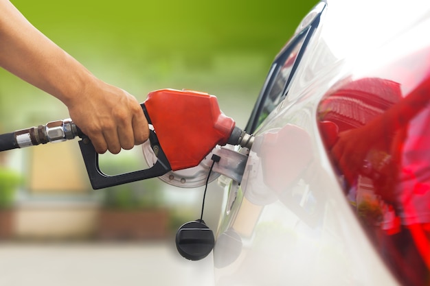 Photo faire le plein de carburant avec de l'essence, ravitailler la voiture à la station de ravitaillement