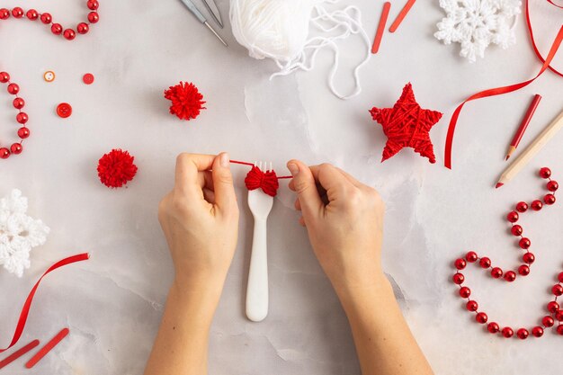 Photo faire des pompons à partir de fils rouges et blancs idées de décoration de noël diy avec des enfants de haute qualité