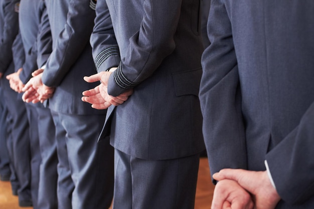 Faire preuve de respect Plan d'un groupe de membres de l'armée de l'air debout à l'aise