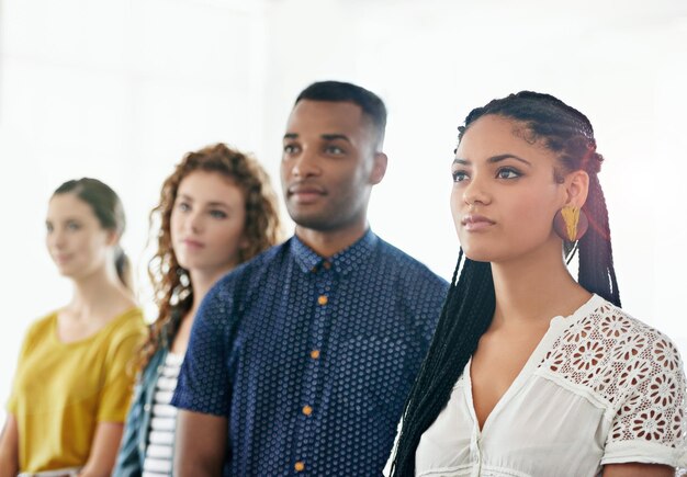 Photo faire la queue à des personnes et à des groupes divers pour le recrutement, attendre en ligne et être heureux d'une opportunité de carrière embauche de candidats et d'une équipe d'intégration avec un sourire, de la confiance et d'un processus d'entrevue dans l'entreprise