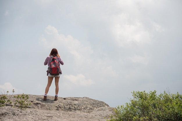 Faire de la randonnée avec des sacs à dos debout sur une montagne et profiter de la vue de la nature.