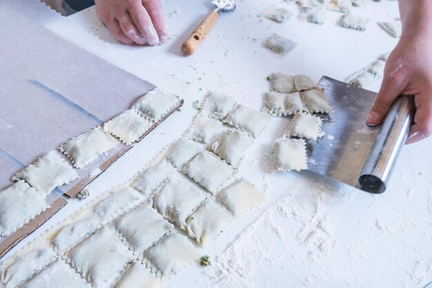 Faire des raviolis italiens traditionnels faits maison.