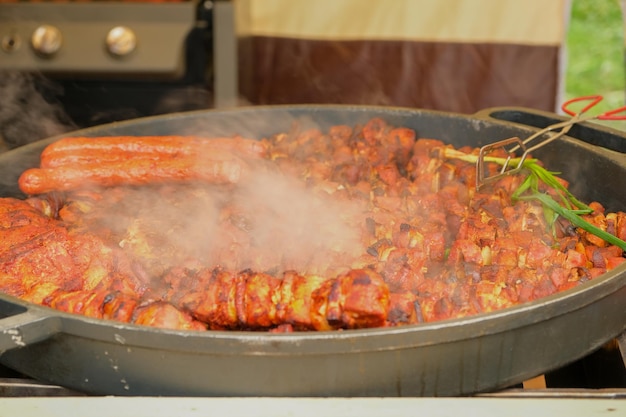 Faire revenir la viande dans un grand chaudron en fonte