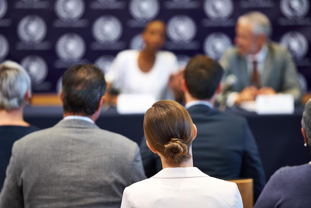 Faire sa déclaration au public Photo d'un groupe d'hommes d'affaires lors d'une conférence de presse