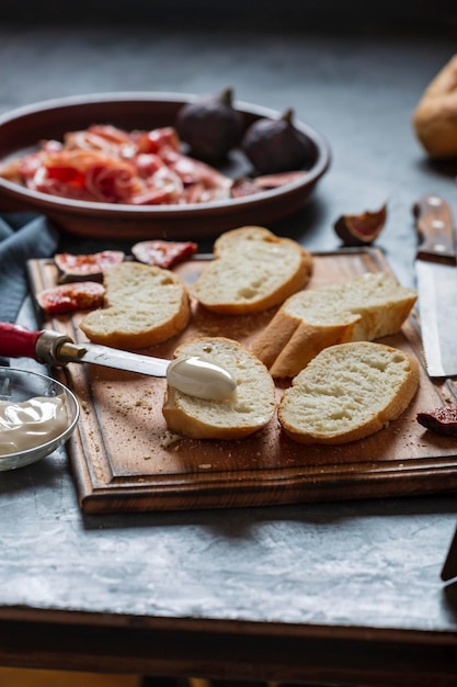 Faire des sandwichs au jambon et des ingrédients de tapas, CLOSE UP