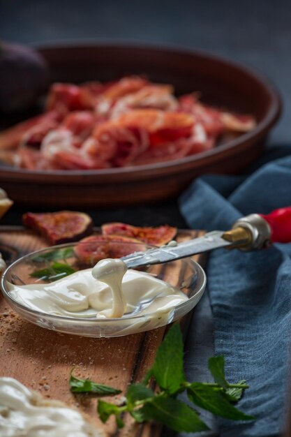 Faire des sandwichs au jambon et des ingrédients de tapas, CLOSE UP