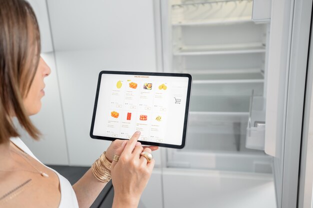 Faire ses courses en ligne à l'aide d'une tablette numérique