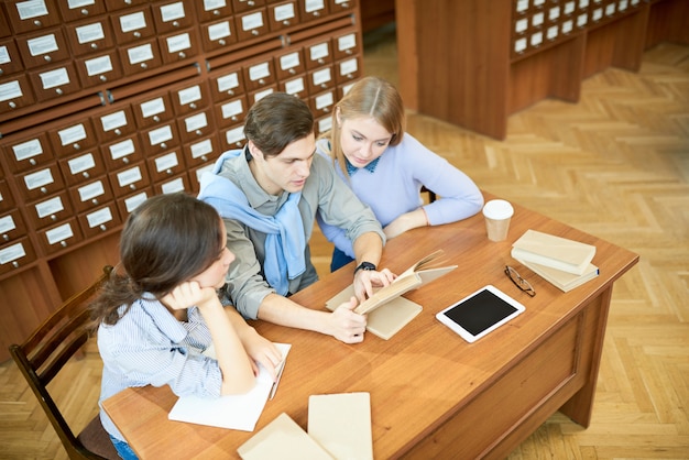 Faire ses devoirs dans la bibliothèque