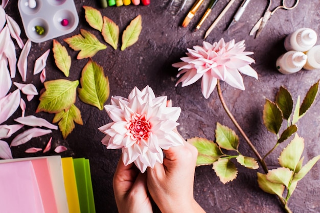 Faire soi-même des fleurs réalistes à partir de mousse