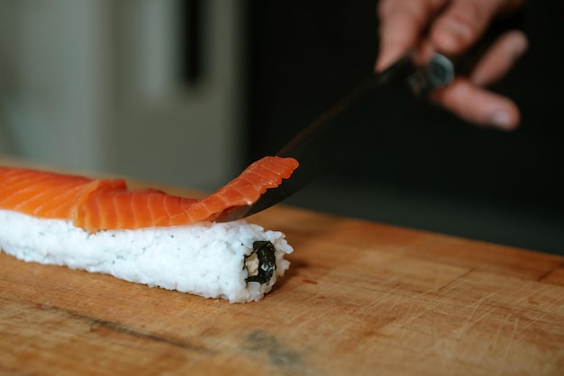 Faire des sushis et des petits pains à la maison. Libre de la main d'un homme