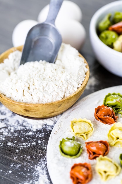 Faire des tortellini frais au fromage arc-en-ciel avec des produits biologiques.