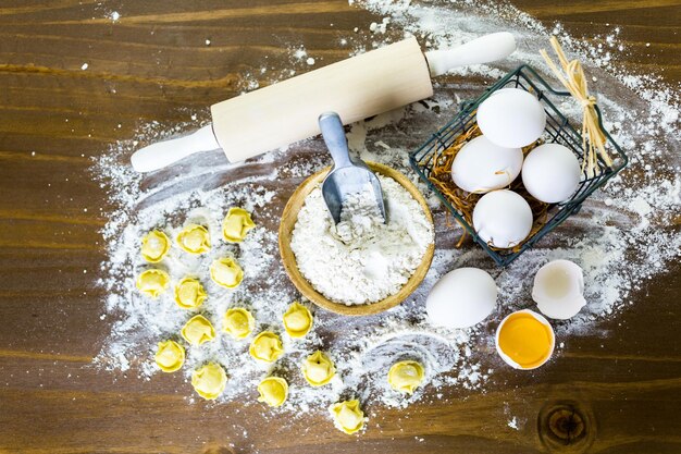 Faire des tortellinis maison aux quatre fromages avec des produits frais de la ferme.