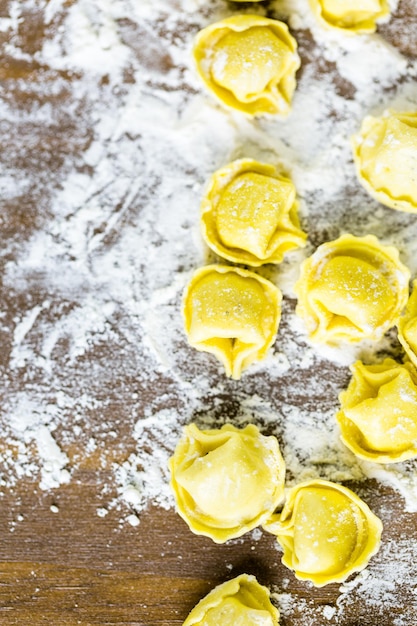 Faire des tortellinis maison aux quatre fromages avec des produits frais de la ferme.