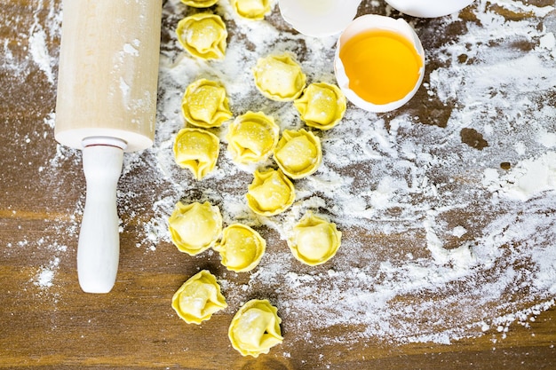 Faire des tortellinis maison aux quatre fromages avec des produits frais de la ferme.