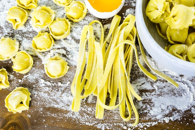 Faire des tortellinis maison aux quatre fromages avec des produits frais de la ferme.